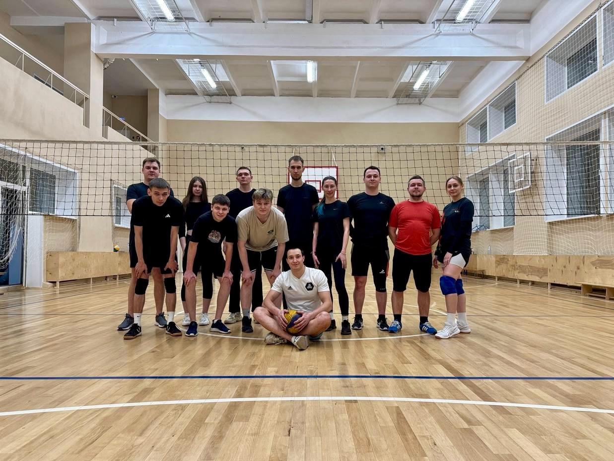 Устроили мини-турнир по волейболу